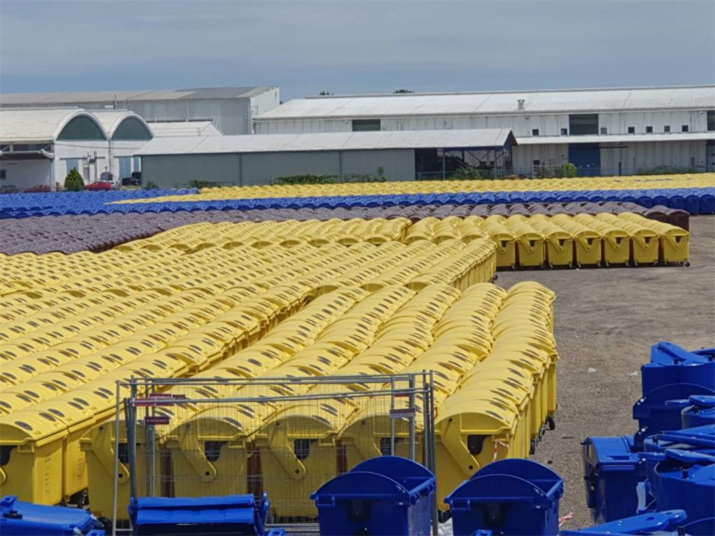 Containers for separate waste collection obtained through the environmental protection and energy efficiency fund